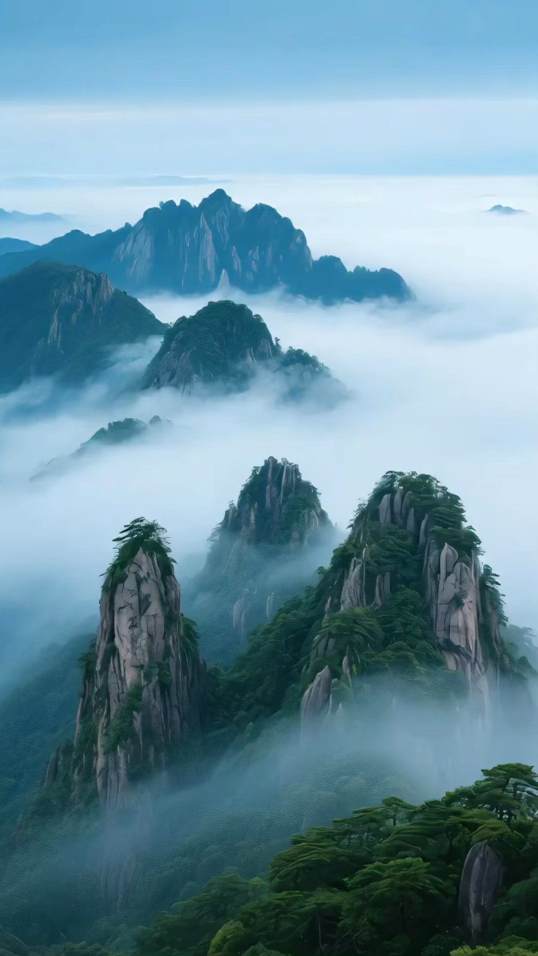 庐山高耸入云端,雾霭缭绕似仙境