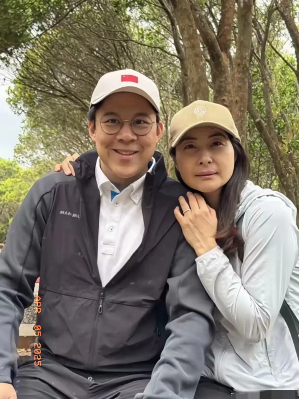 再想想之前,霍启刚带儿子祭祖