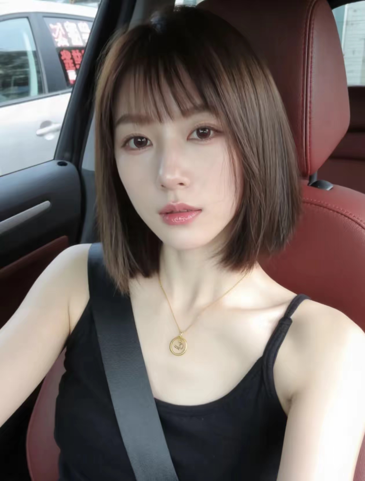 美女短发大眼
