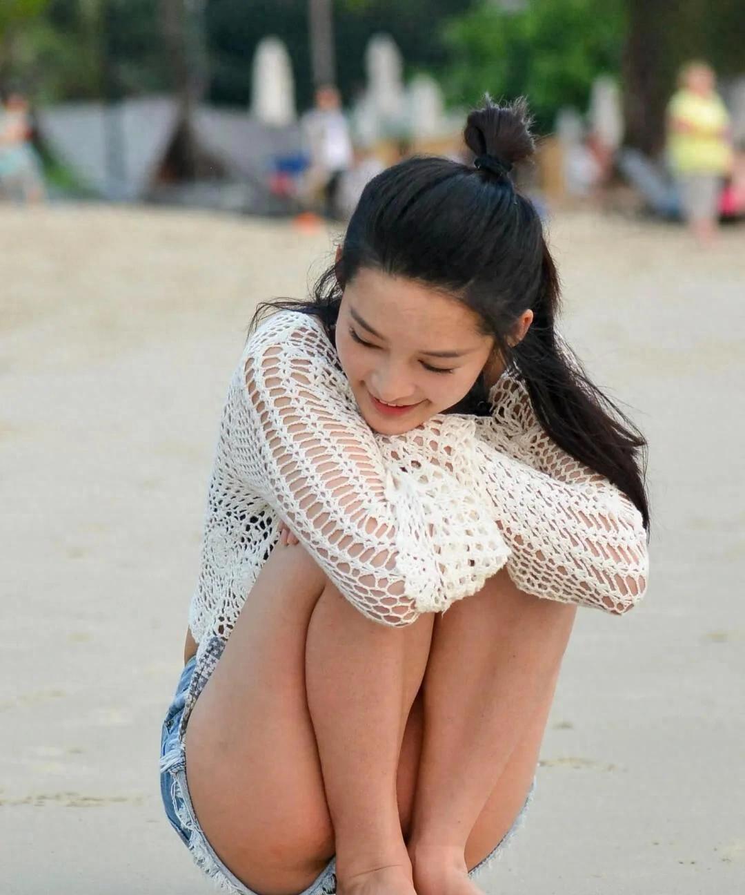 李沁在海边的超短裤时尚造型引起了广泛关注