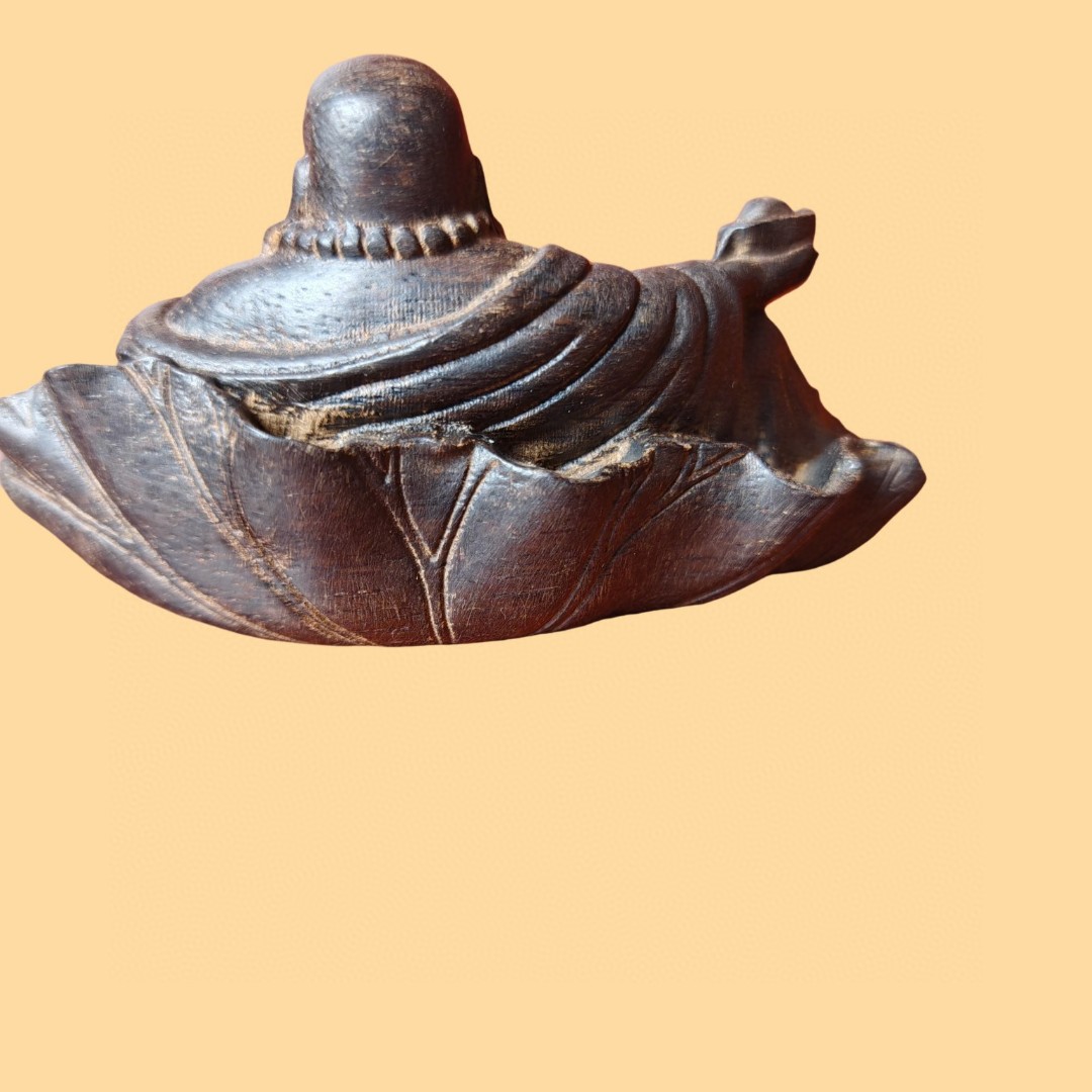 宫廷旧藏沉香弥勒佛 宫廷旧藏沉香弥勒佛 规格: 高5厘米长10厘米盒长