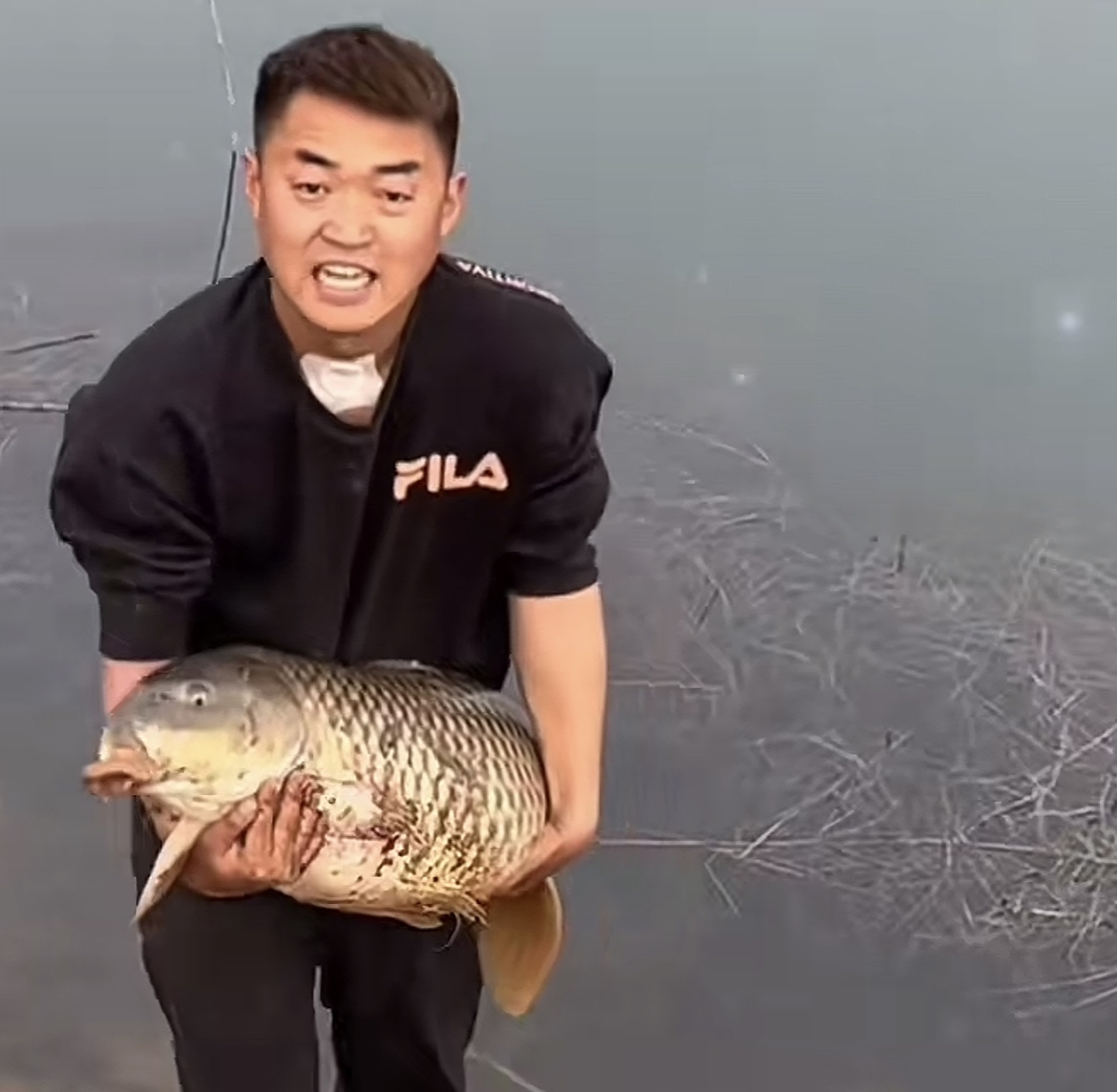 最近网上疯传一段水库钓鱼视频,一东北大哥钓上条20
