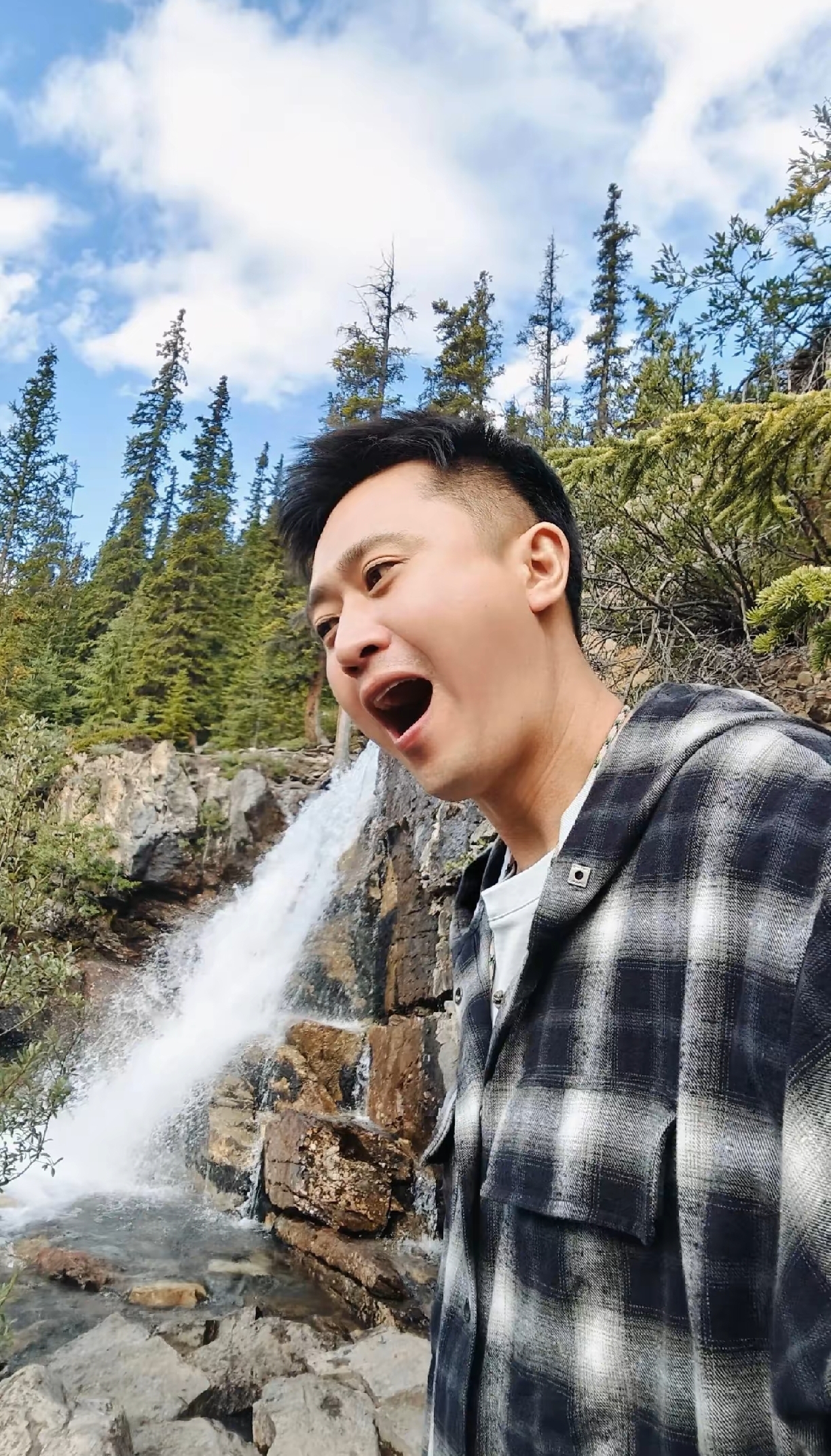 杨帆带着家人加拿大旅游一家人好幸福