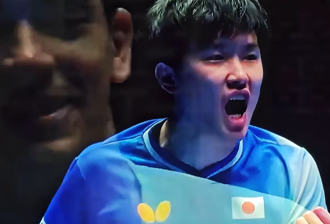 张本智和对阵雨果,赢了第一局后就和以往一样得意忘形了,不仅大吼大叫