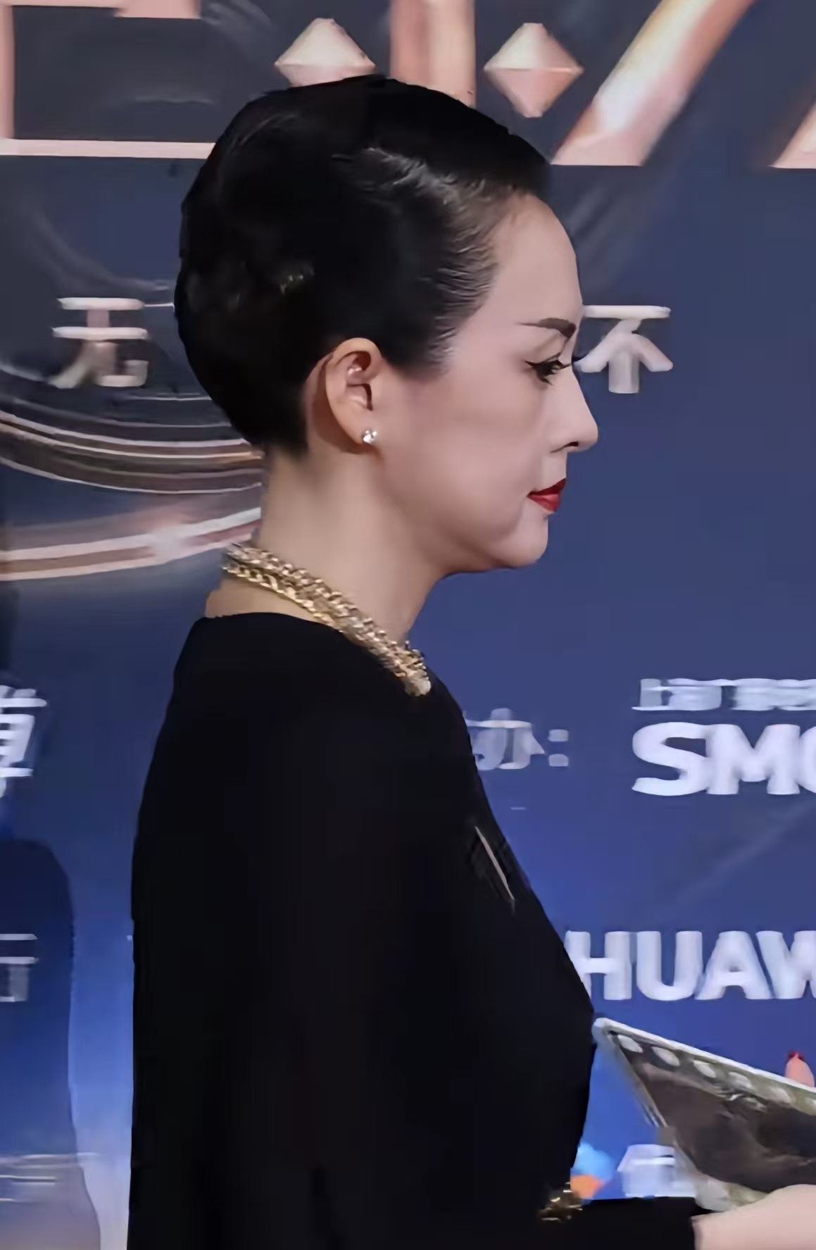 章子怡怎么也想不到, 一张侧颜照,让大家直呼: "这是倪萍阿姨吧?