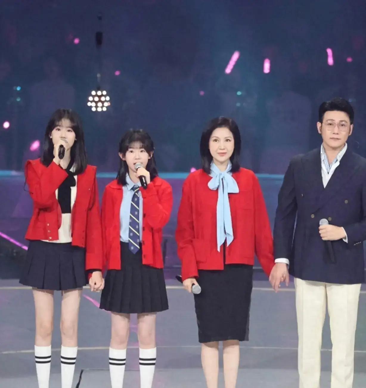陆毅一家四口新疆跨年大合影引争议贝儿颜值高神似陈都灵