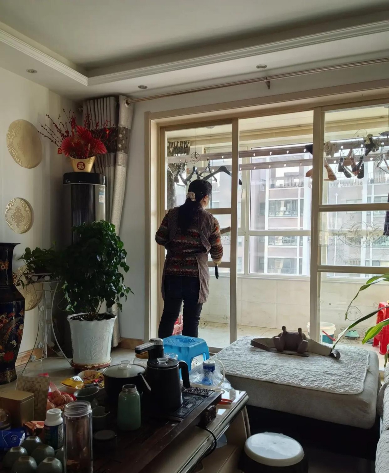 他单位腊月二十八放假,他这次带着他女朋友回家过年,让我把房间收拾一