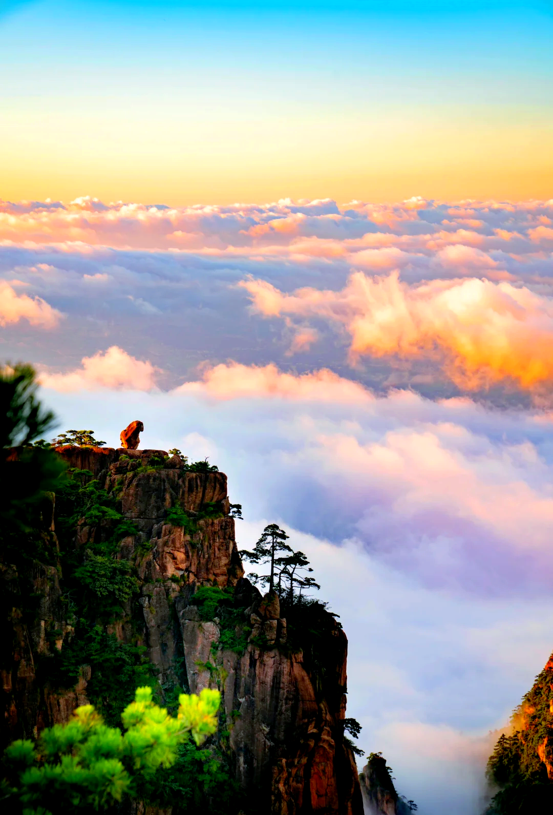 黄山风景区:云雾间的自然奇观