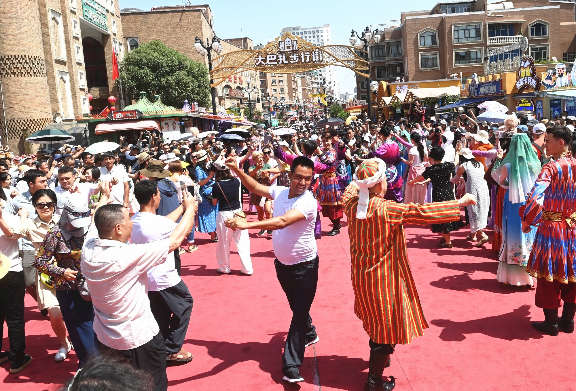 城乡处处洋溢着喜枪哦罱谕计惹楹每臀岫逋计 新疆人民热情