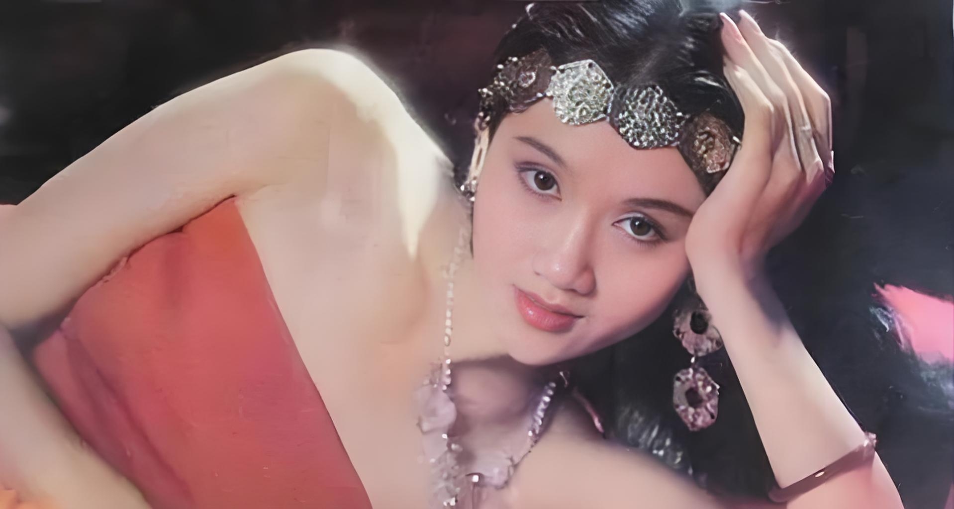 "杨丽萍不悦地说:"你瞎操什么心,我助理一万五的月薪,那不是白给的!