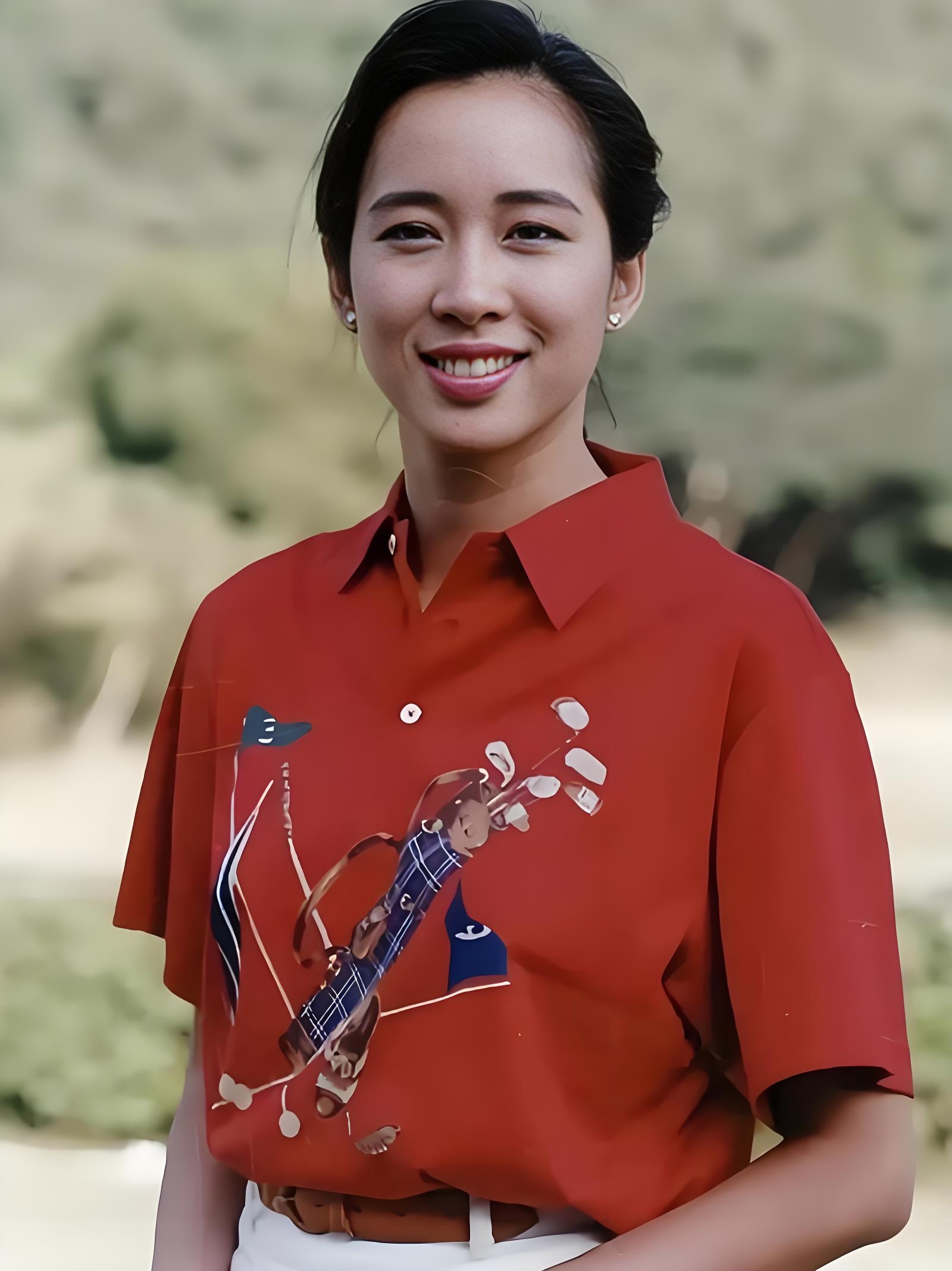 1977年,朱玲玲在香港小姐比赛中一举夺冠,吸引了无数目光,其中就包括