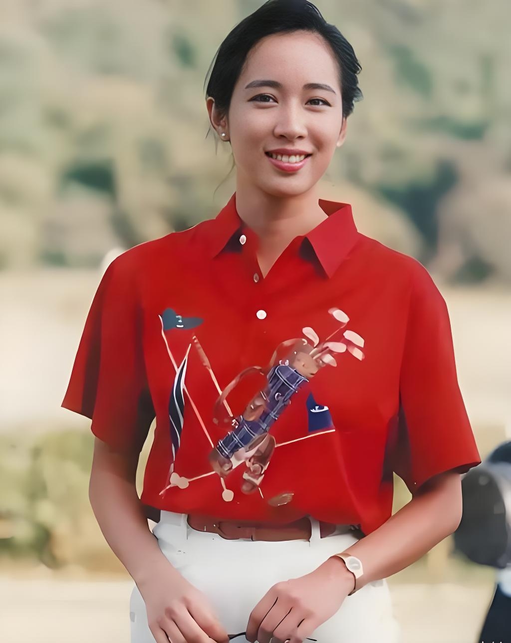 1977年,朱玲玲在香港小姐比赛中一举夺冠,吸引了无数目光,其中就包括