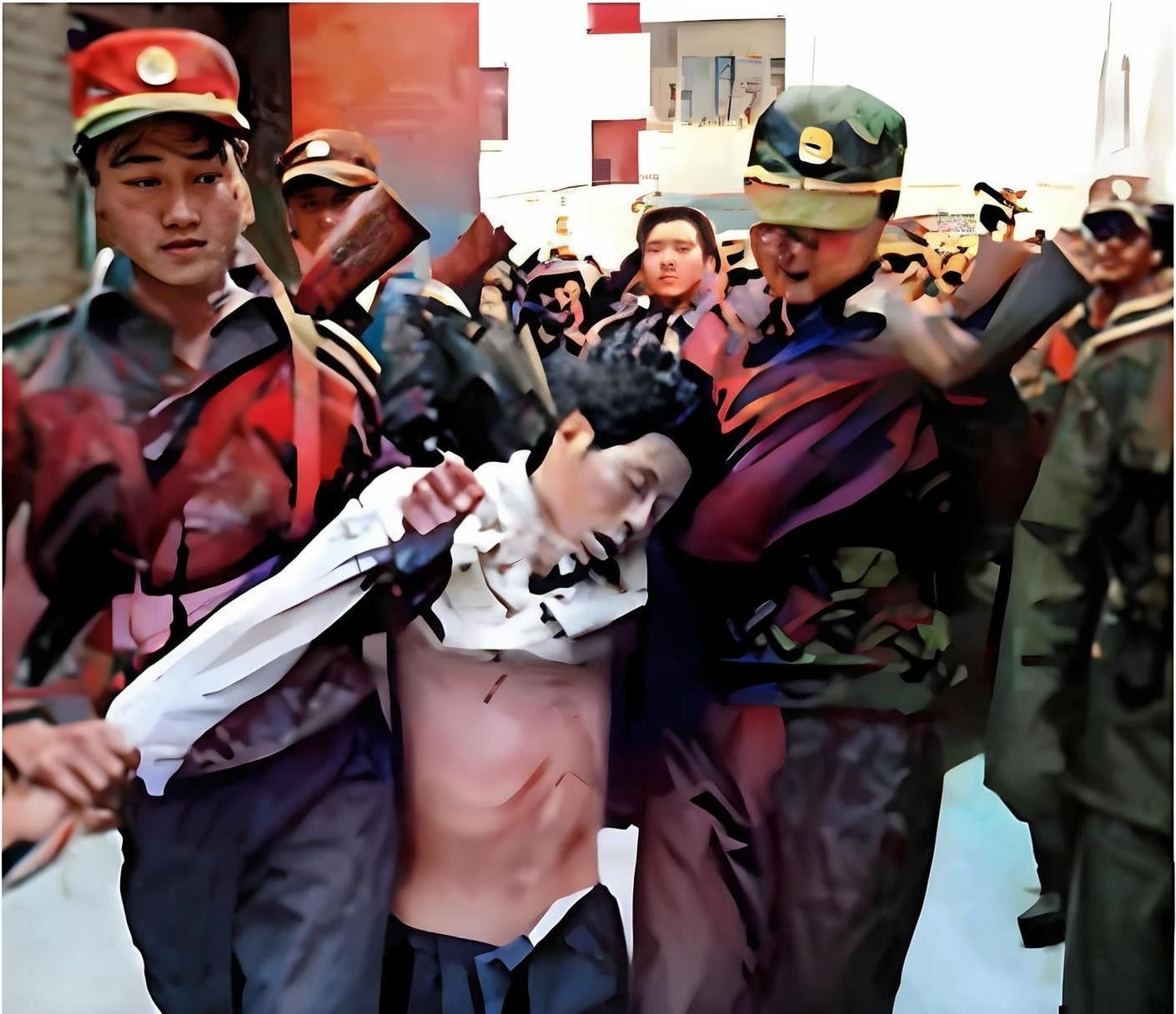 2004年9月27日,恶魔简学良被两名身背枪支的武警战士架着走向刑场