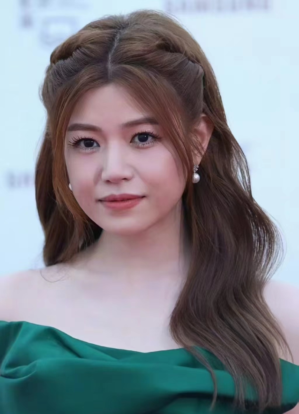 陈妍希的发量超多,皮肤白皙,头包脸,五官精致,脸型流畅,所以陈妍希是