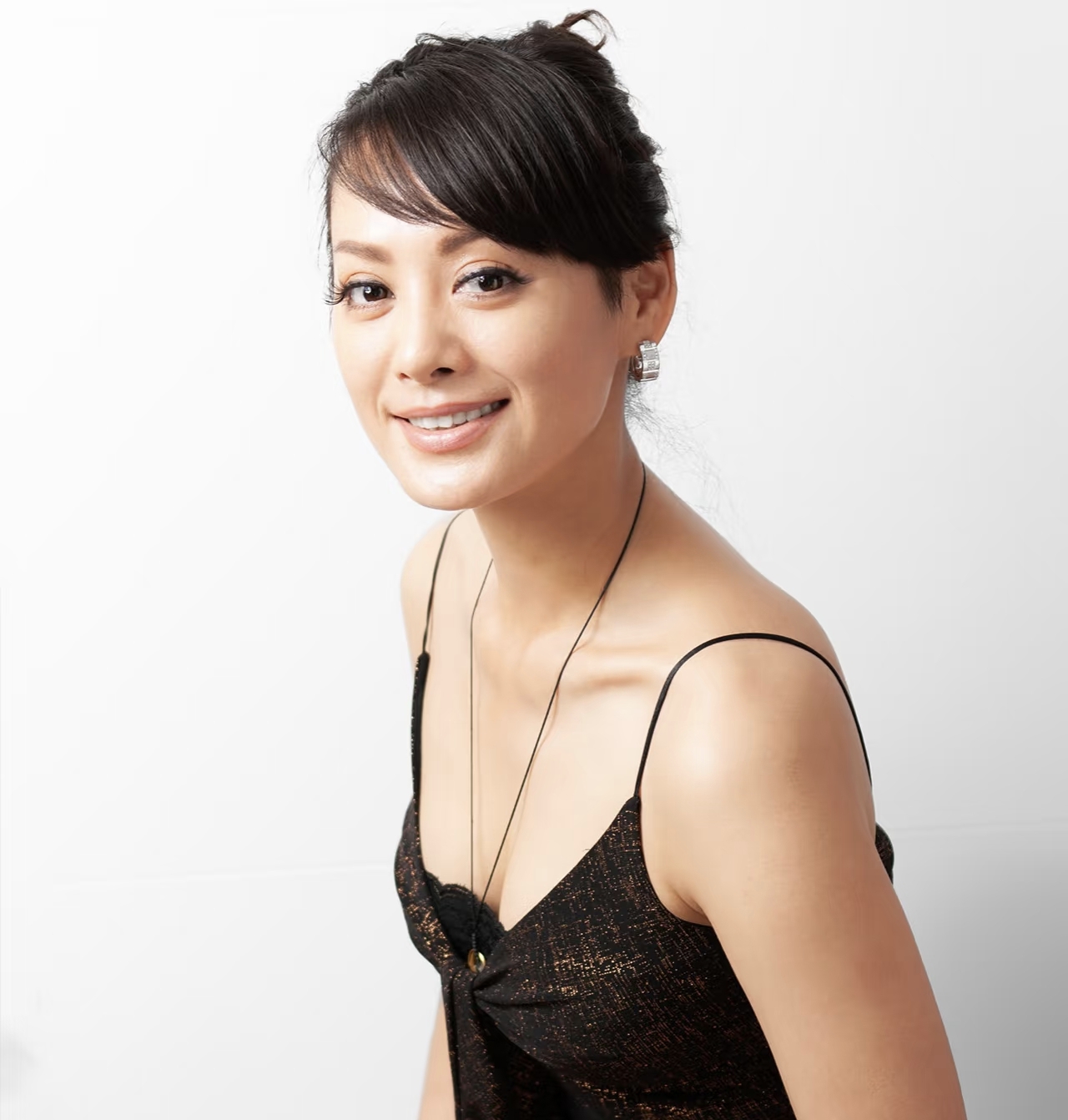 宁静的长相是浓颜美艳型,而按照地域长相她不太像云贵人,我个人觉得像