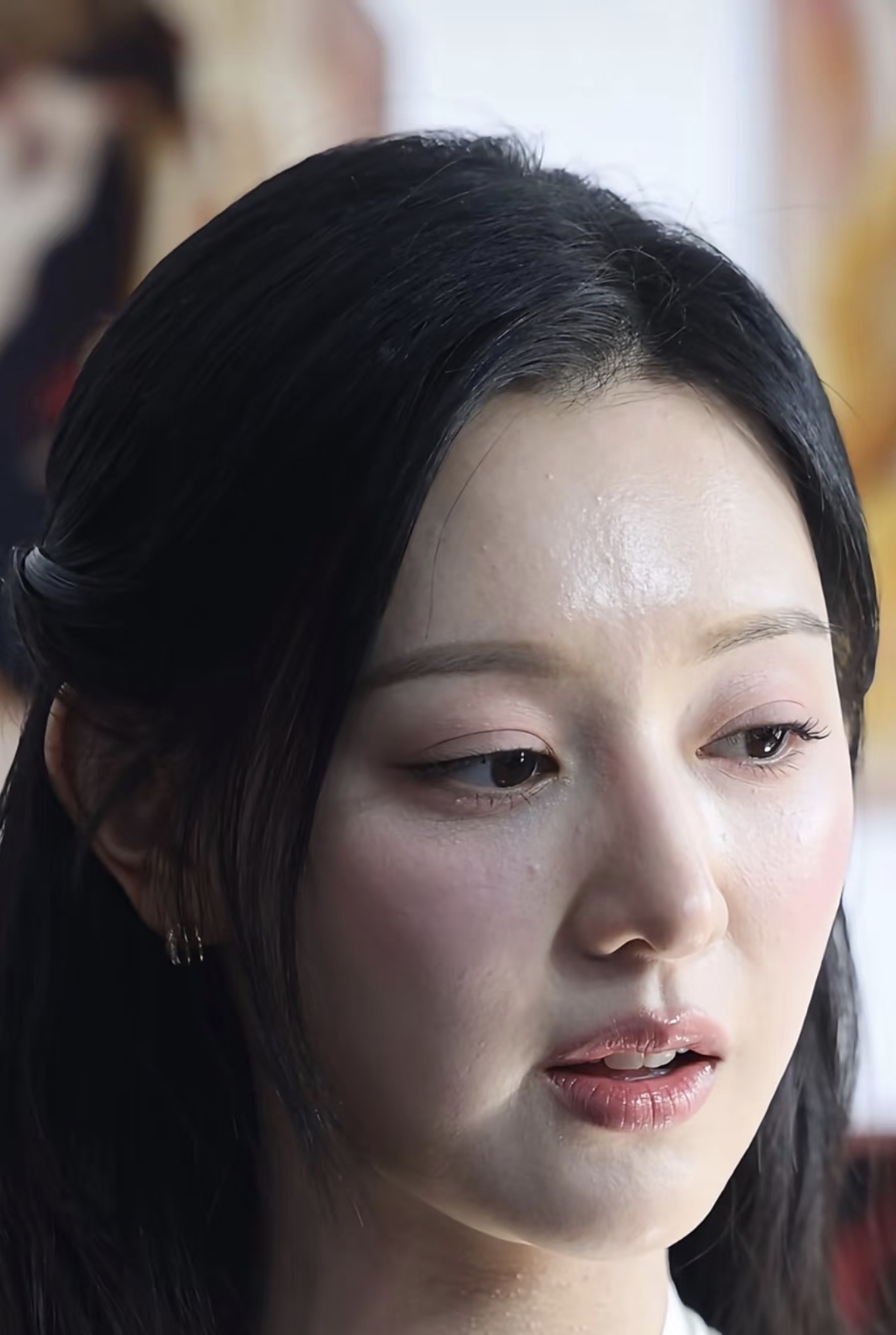 镜头会锐化所以金智媛这皮肤已经非常非常好了而且她的鼻翼脸颊甚至