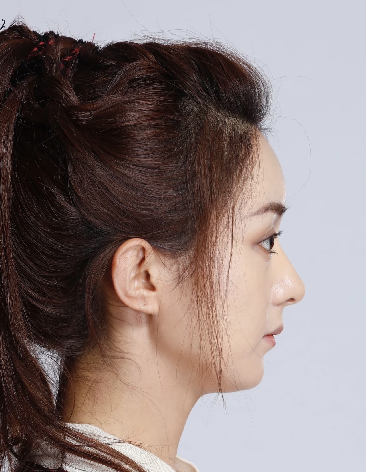 赵丽颖下巴太短小配不上高鼻梁,所以她的脸型侧面看起来不是很和谐