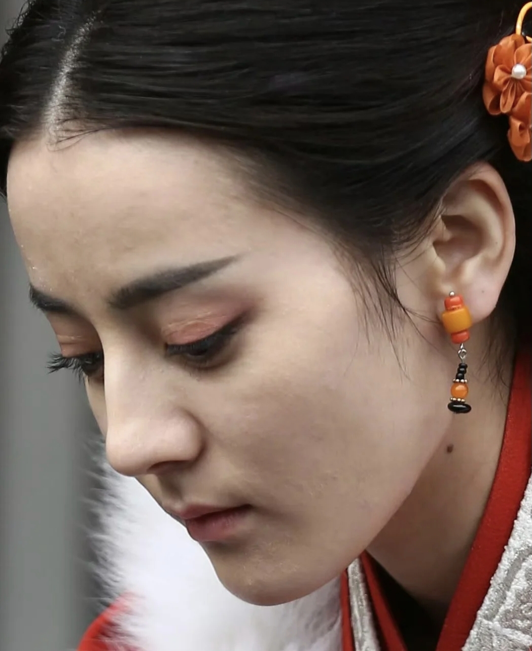 迪丽热巴的皮肤还可以,但为什么很多人说她的皮肤差,因为内娱太多人