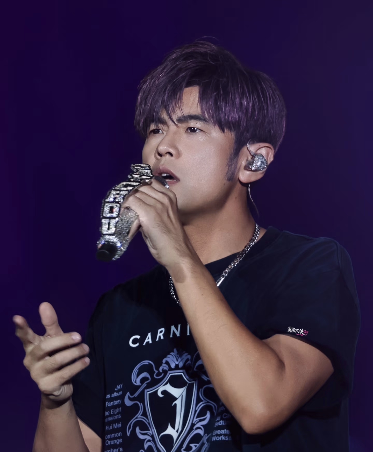 每次周杰伦的新闻下面,都要人要说周杰伦戴假发,可是我觉得明星戴假发