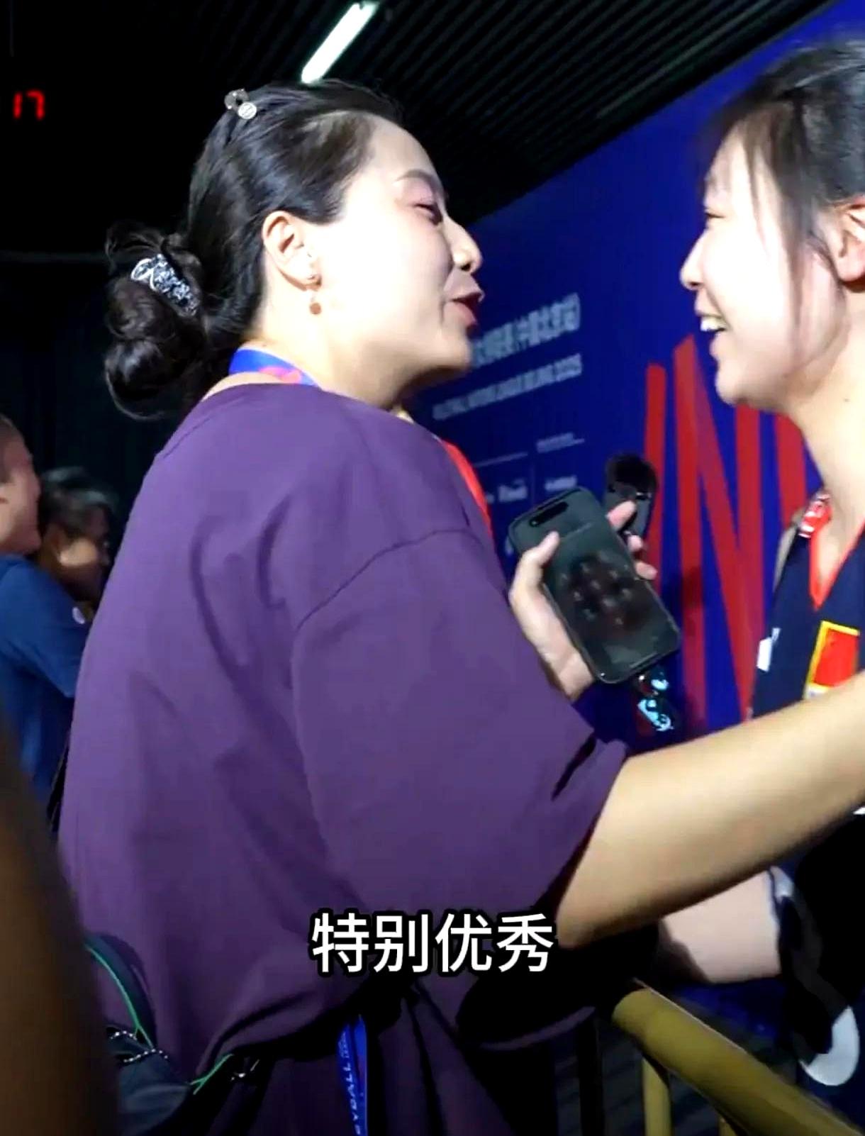 前女排队长魏秋月来到中法女排比赛现场观赛