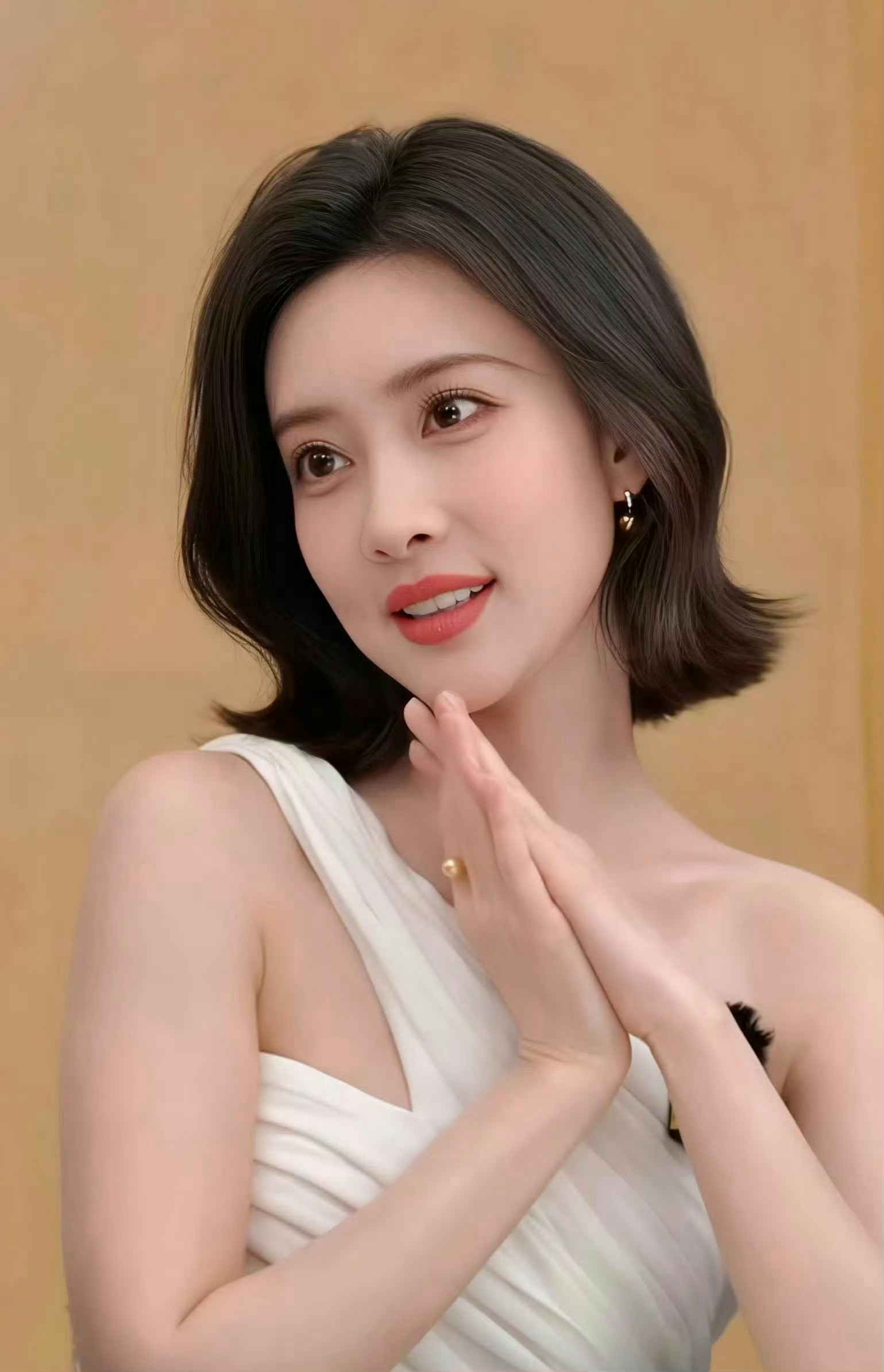 直播造型白色斜肩长裙和干练短发气质无疑浓颜系美女真的很耐看