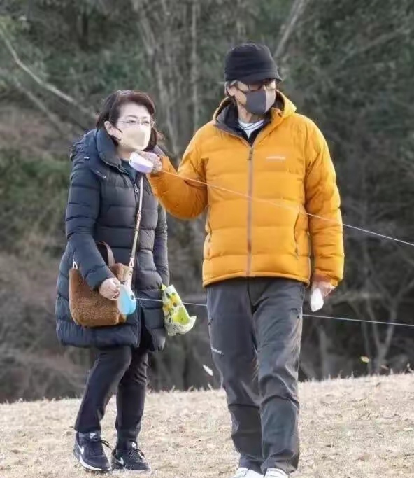 71岁的三浦友和与64岁的山口百惠在东京的公园里悠