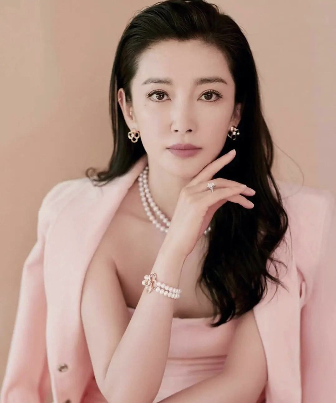 李冰冰实际上育有一个孩子,只不过这个孩子被养在她