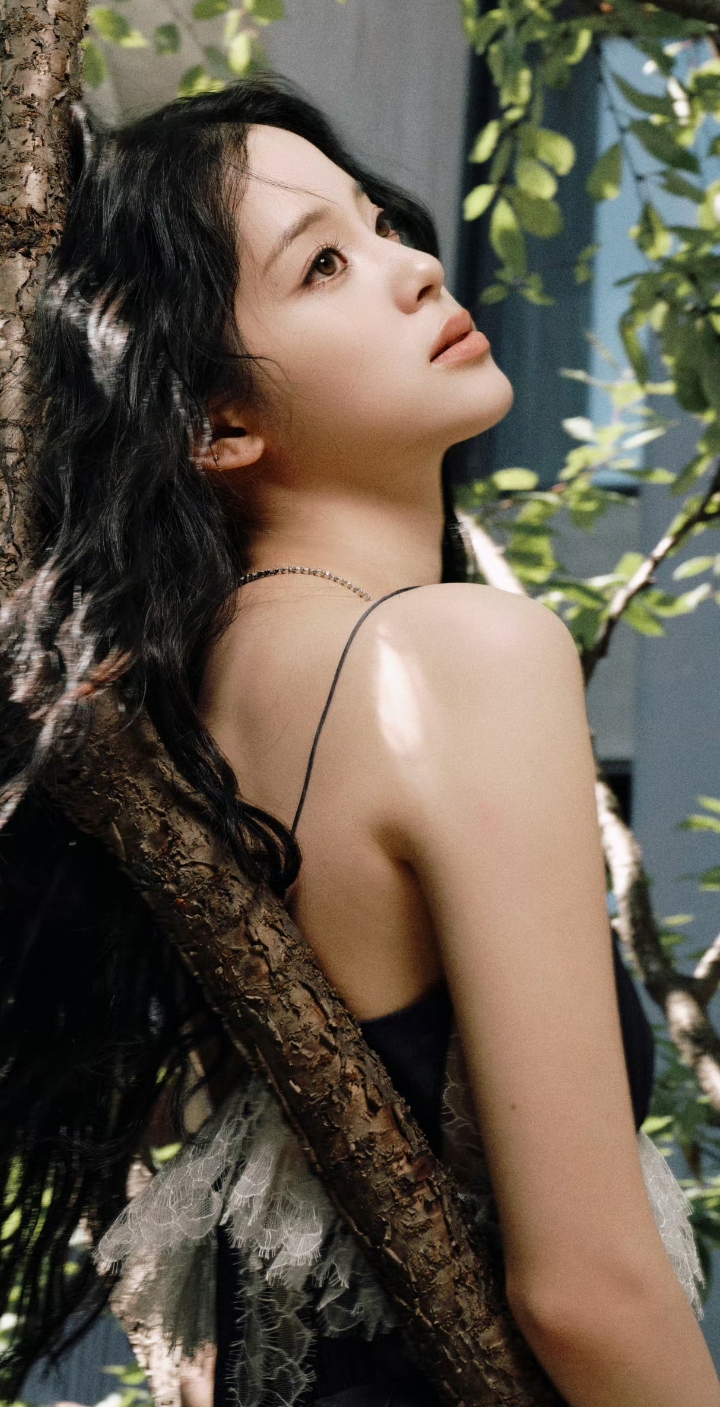 秋天景美人更美,太阳不再辣,是晒太阳的好季节