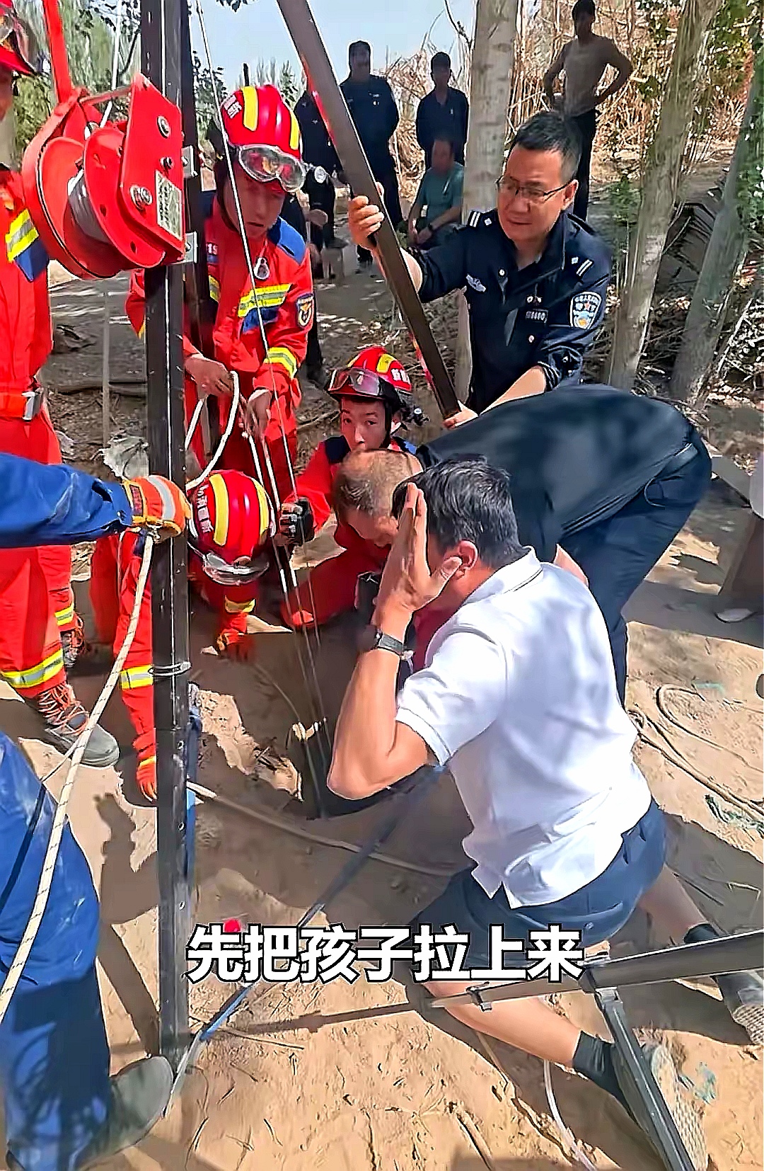 今天刷到个超震撼的事儿,新疆洛浦县一个2岁小孩掉进40米深井!