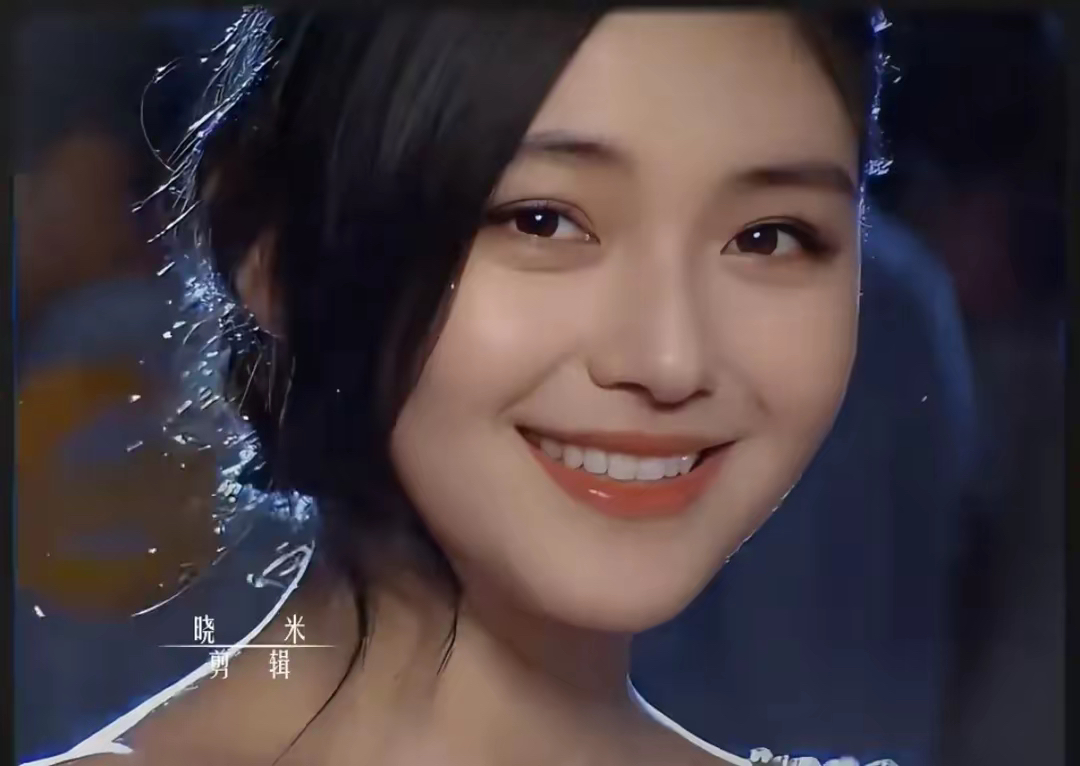 泡沫之夏绝对算大s的颜值巅峰了,海藻般的头发和清冷疏离的气质 无数