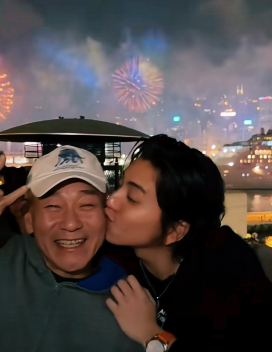 粉丝表示真的很高兴看到王大陆能陪林保怡一起看烟花跨年这样的