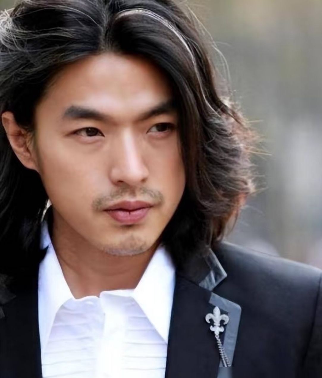 台湾男星李威之前涉嫌精舍杀人案,被控时该案件的帮凶