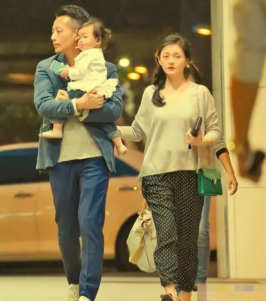 火化间的铁门一打开,玥儿突然把弟弟往身后拉