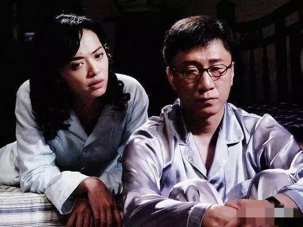 2008年,在拍摄《潜伏》时,孙红雷觉得姚晨演得不好,大骂姚晨:"你榆木