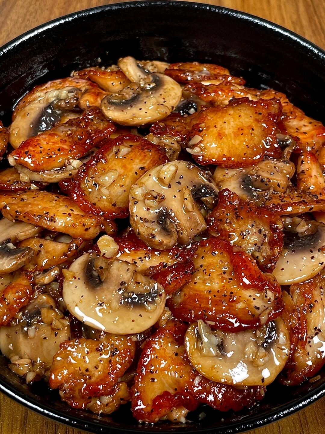 鲜嫩的鸡胸肉块与香浓的蘑菇片,还有黑椒的香辣点缀,简单几步,就能