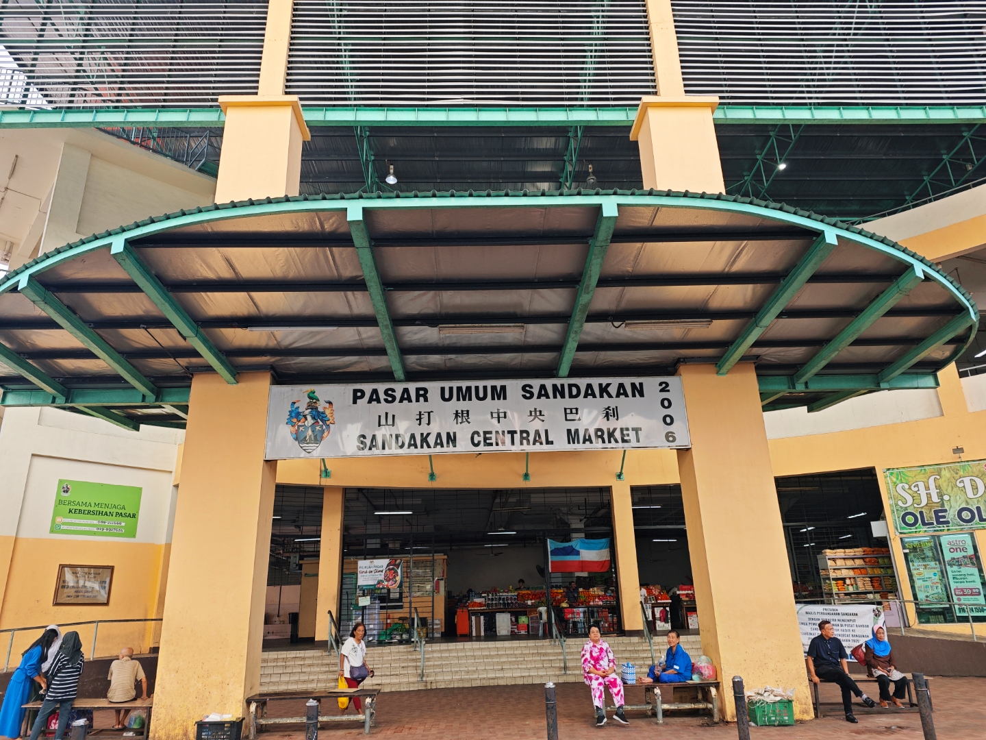 海边的渔民已经售卖晚鱼获,码头已经打扫干净