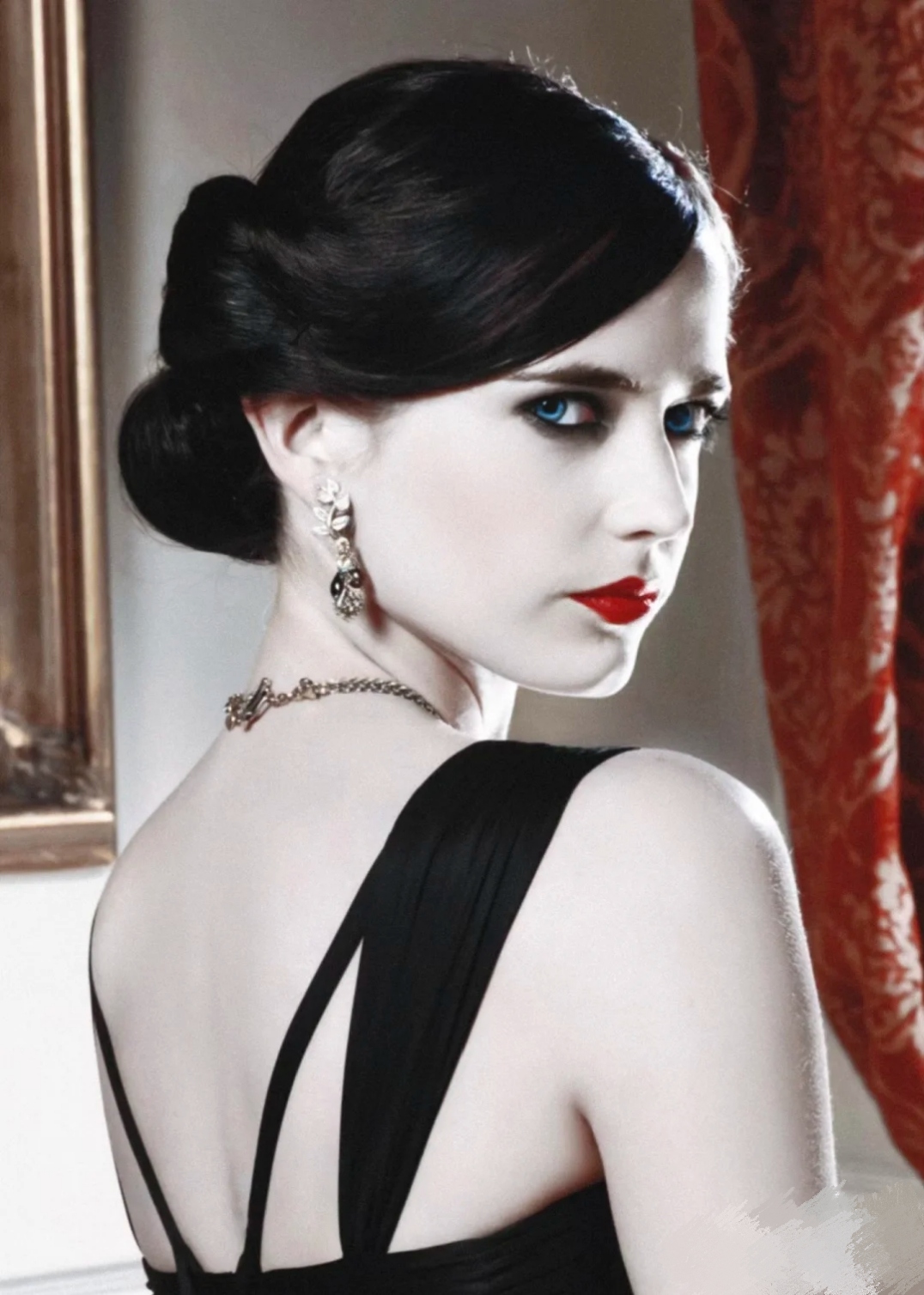 女巫系美人像一朵朵盛开的罂粟花,鲜艳欲滴,蛊人心魄