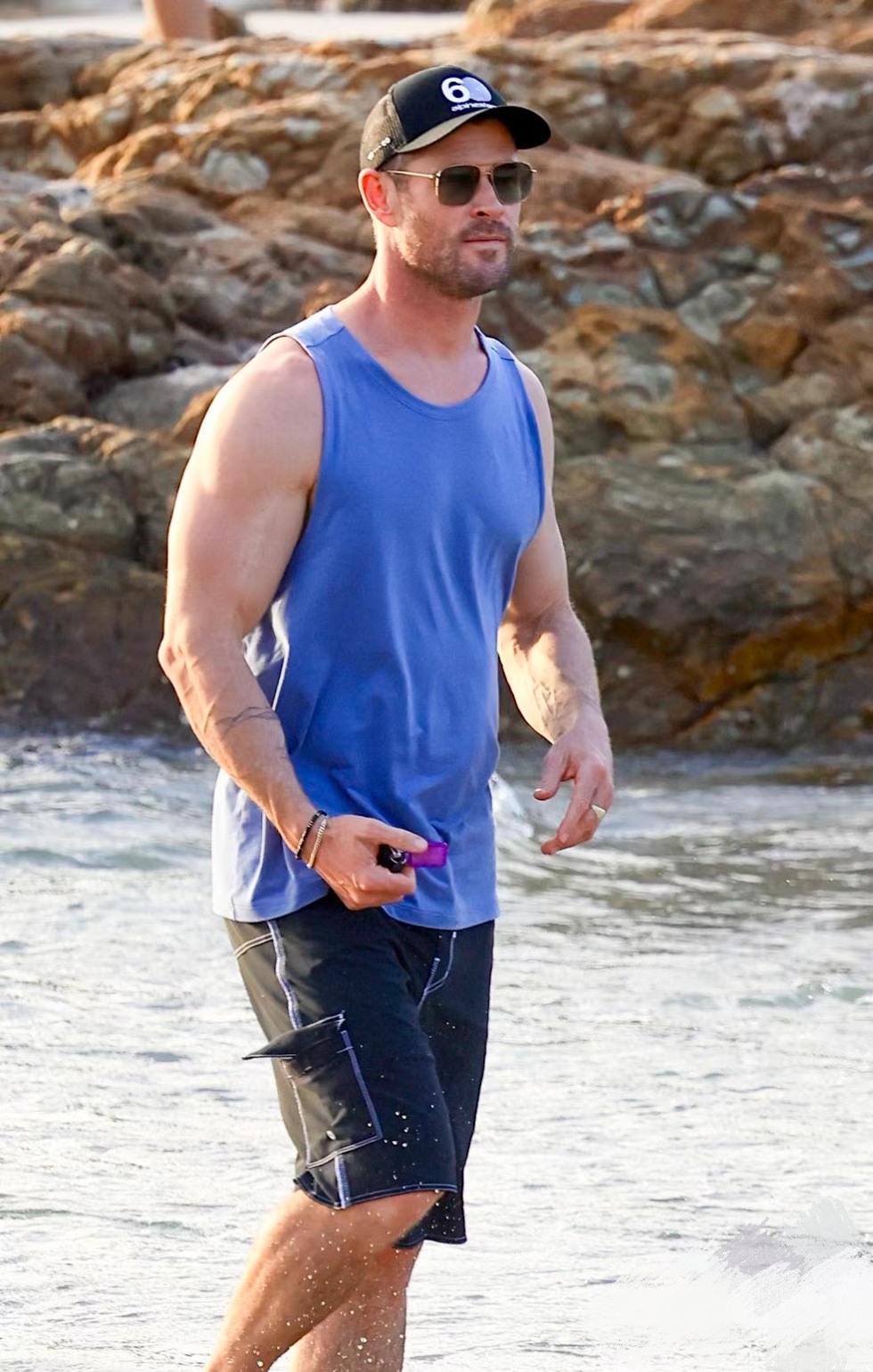 锤哥2月25日在澳大利亚海滩边游玩路透 chris hemsworth克里斯