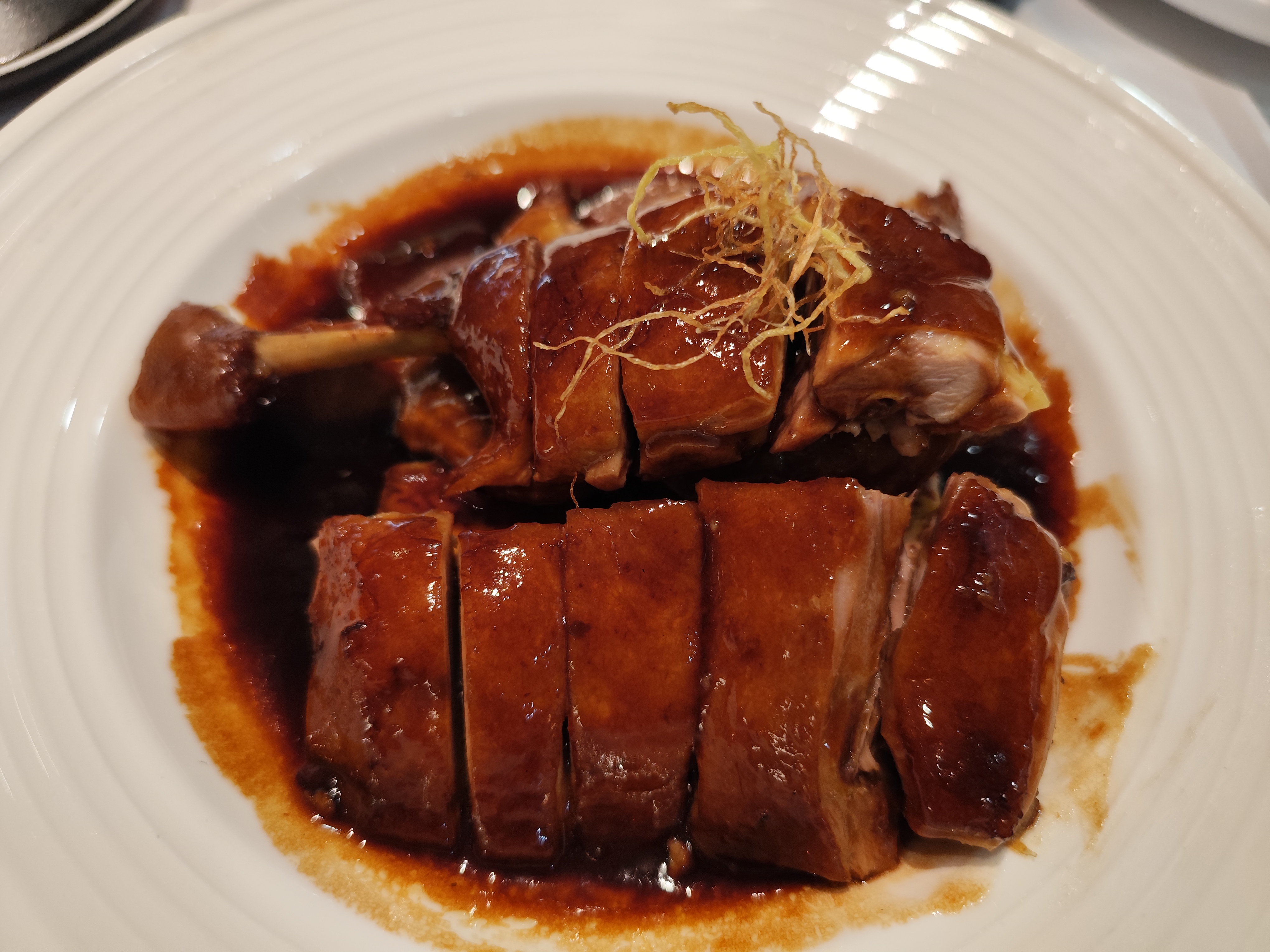 再加上一碗土猪肉汤,加点胡椒粉,非常鲜美.果然不错.#热爱生活季