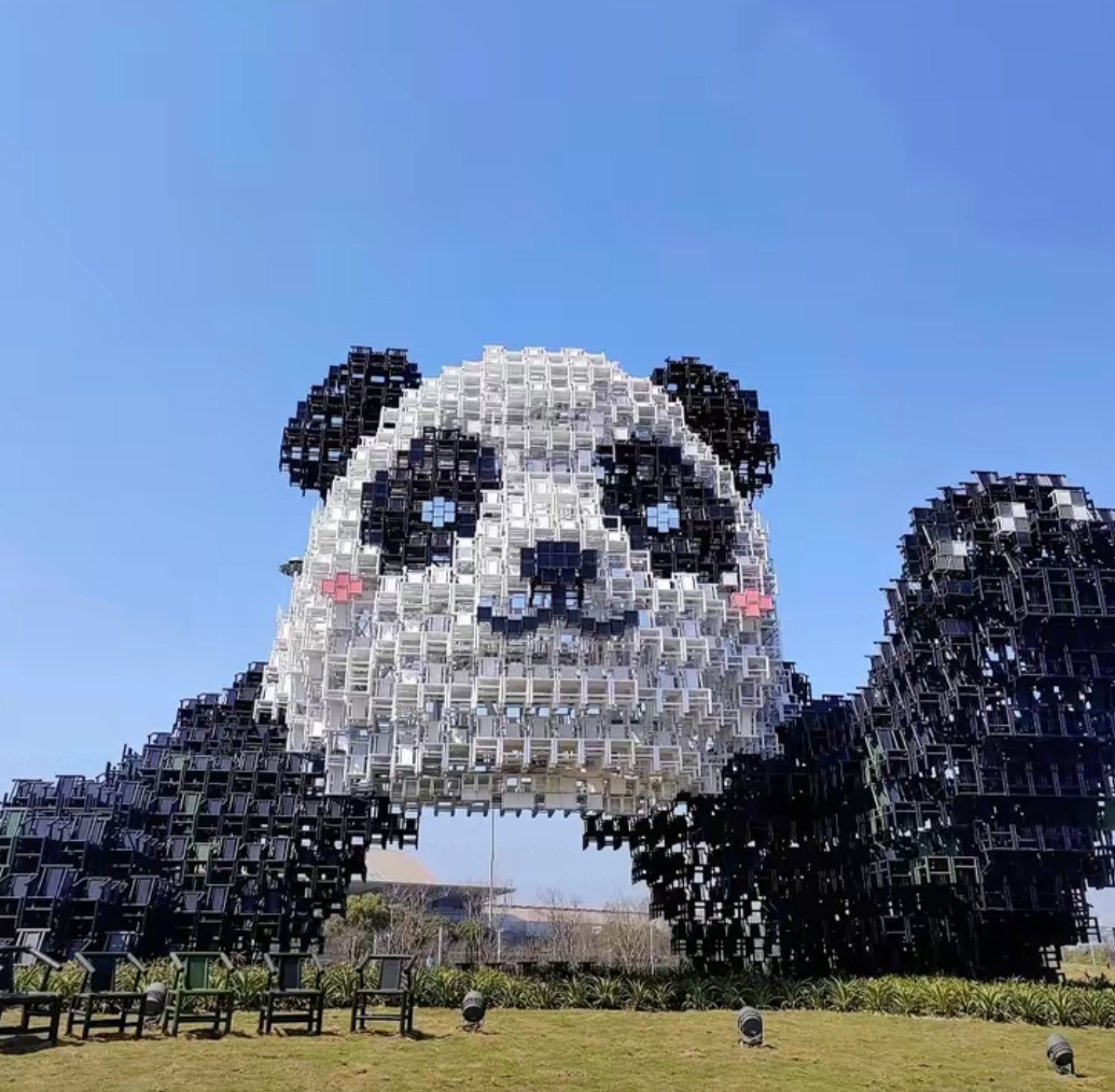 该熊猫是由四川美术学院院长设计,灵感来源于成都鹤鸣茶馆,竹子是熊猫