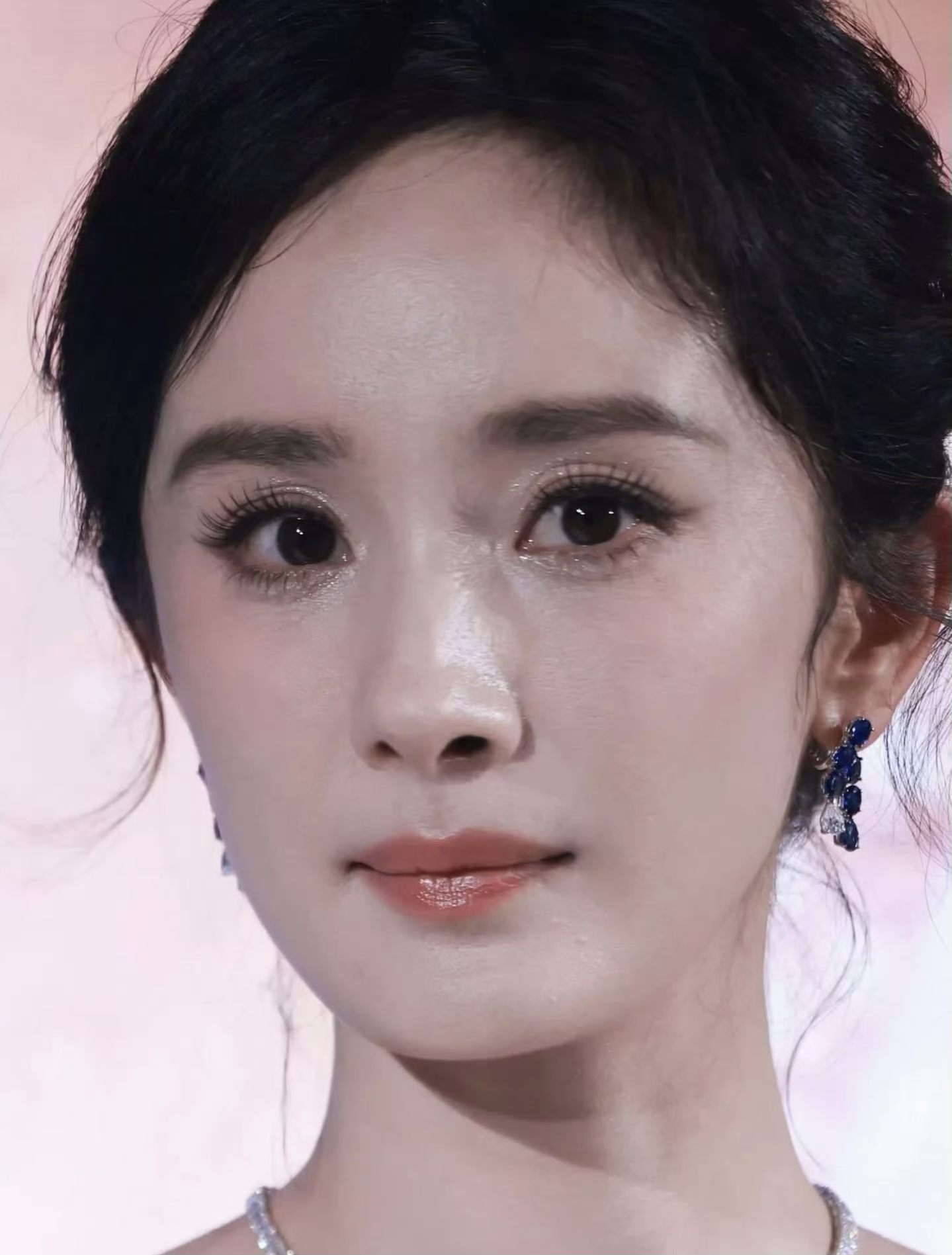 杨幂高清无修状态,这图都生到能看见毛孔了,她已经快40了啊,这状态好