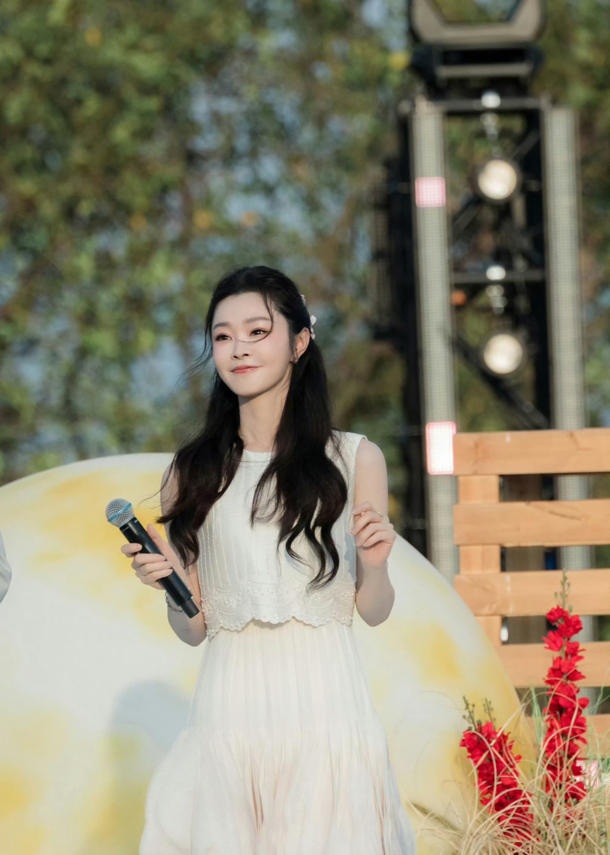 宋轶央视五四晚会上的造型,半扎发搭配花瓣裙,美的轻轻松松,甜得清新