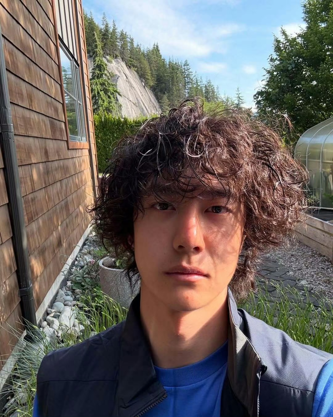 王一博ins晒自拍,卷毛好可爱