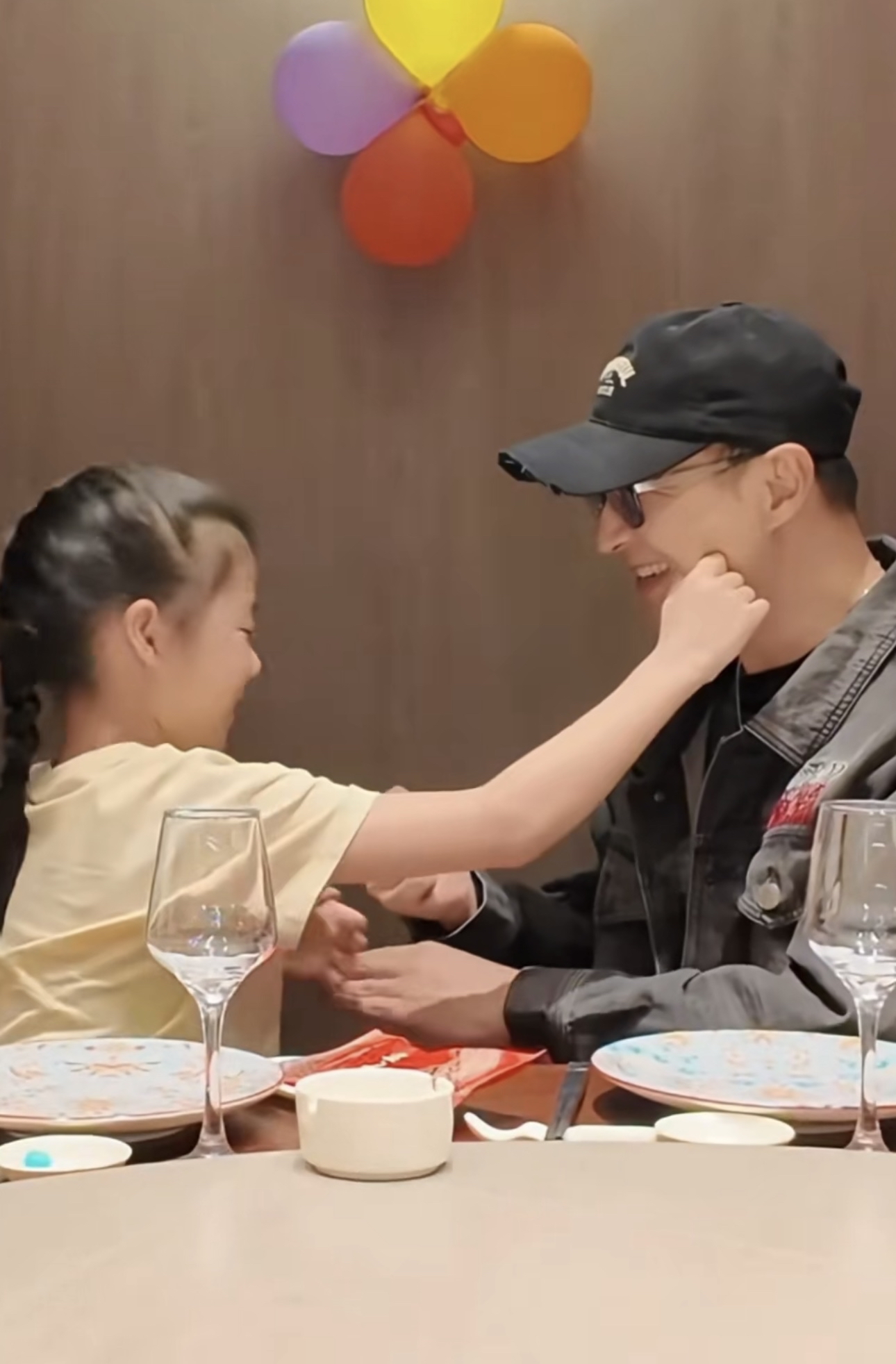 汪峰带女儿和儿子在游乐场玩醒宝和弟弟都是章子怡生的
