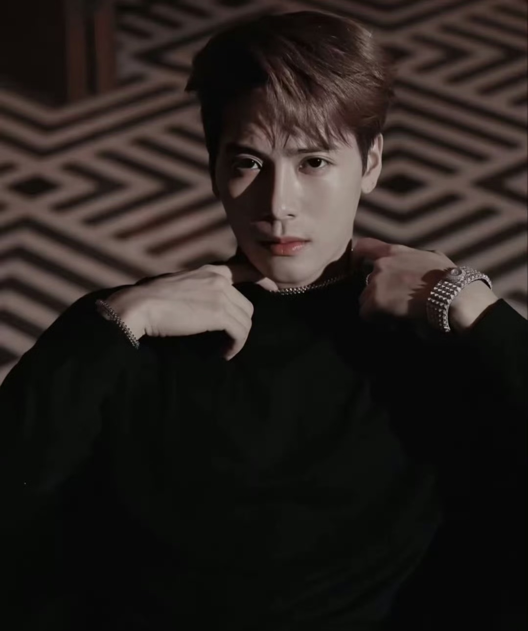 王嘉尔「鸭屁股」背头sha疯全网!