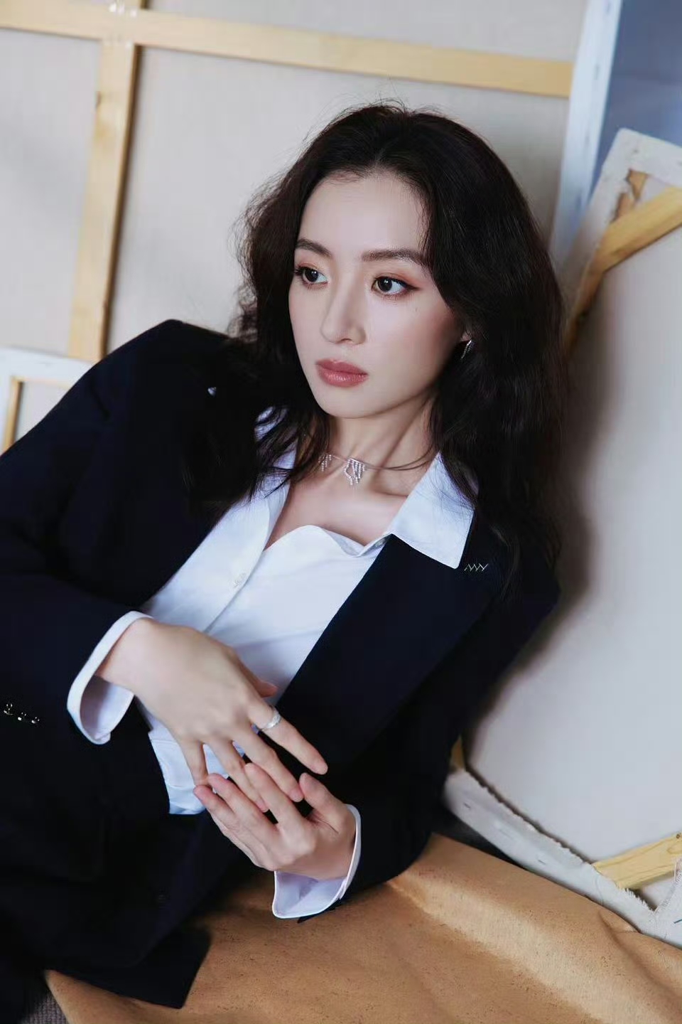 胡冰卿官宣签约新经纪公司,离开相伴多年的唐人影视