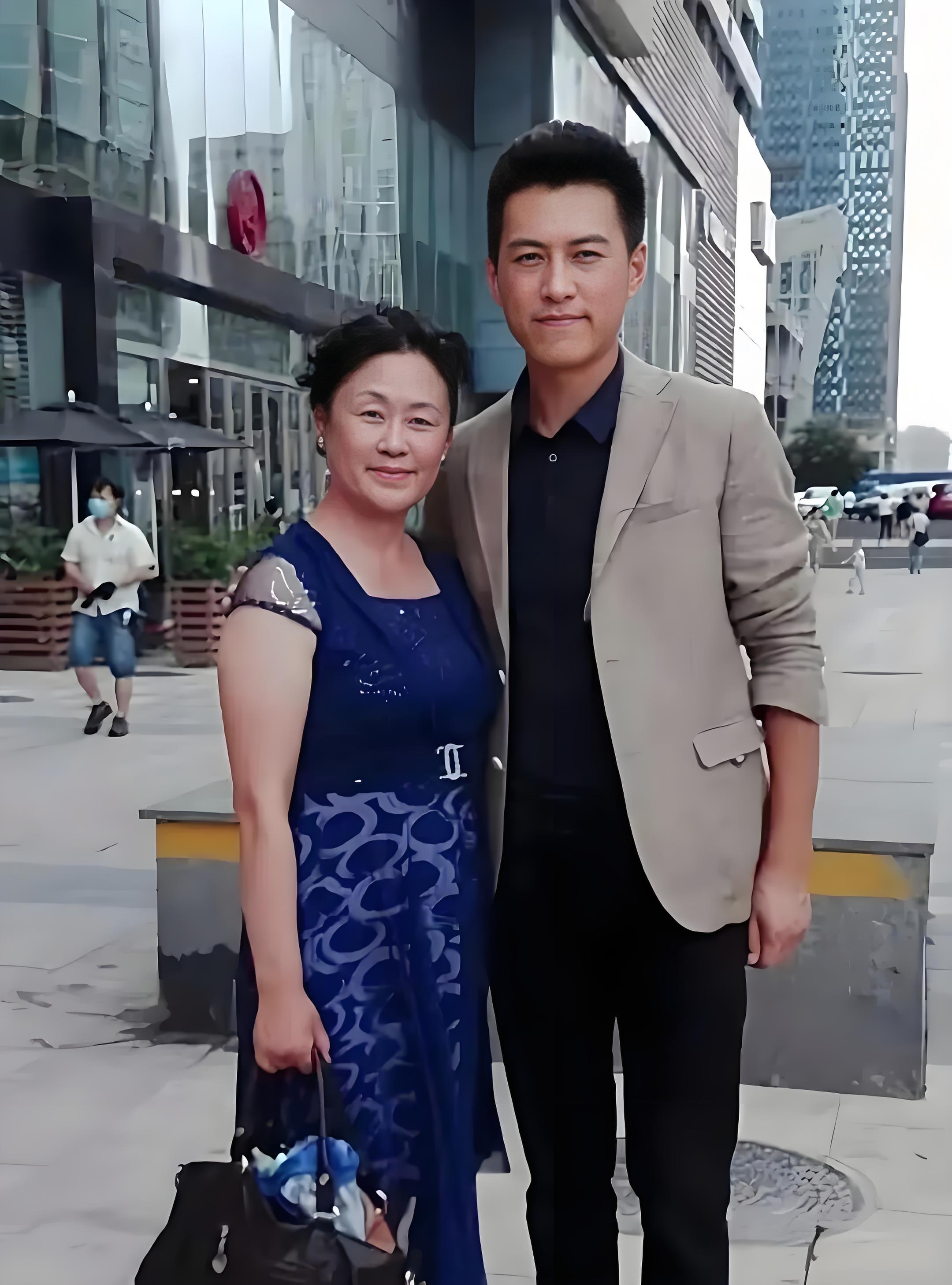 能够与母亲分享这样的幸福时刻,真靳东老婆靳东现任妻子个人照片靳东