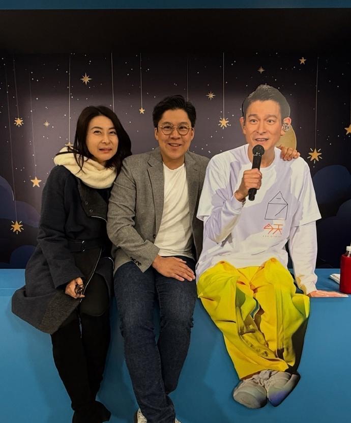 霍启刚郭晶晶一起去看刘德华演唱会,这两人随时随地都给人一种感情