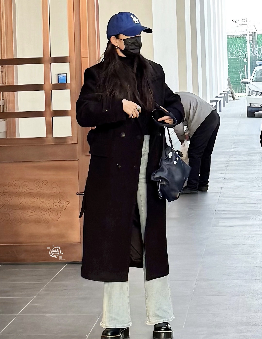 杨幂机场look,这大概是杨幂穿得最严实的一次,一身黑大衣搭配喇叭裤