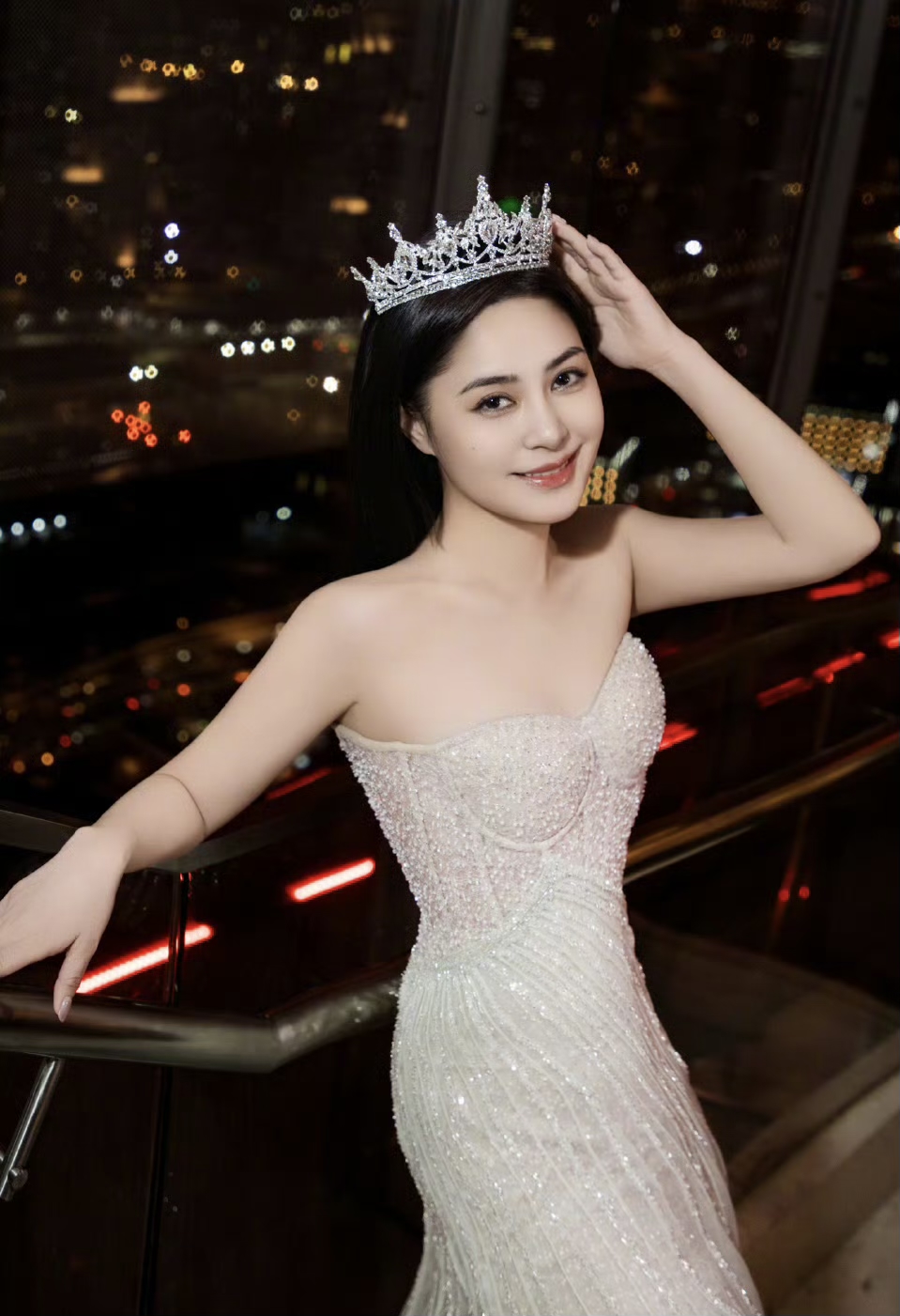 钟欣潼晒生日照片,戴皇冠穿抹胸礼服好漂亮,有一说一虽然长胖了很多